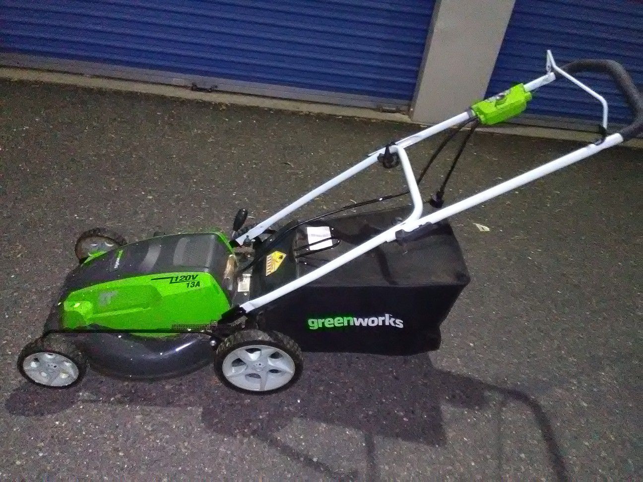 Lightweight electric lawn mower three-in-one excellent new condition reliable and ready for immediate use pick up or curbside or delivery aval.