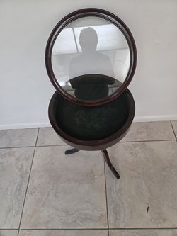 reply 
  
⚐
 

Vintage Bombay Company Curio Display Table Mahogany Curio Glass Top