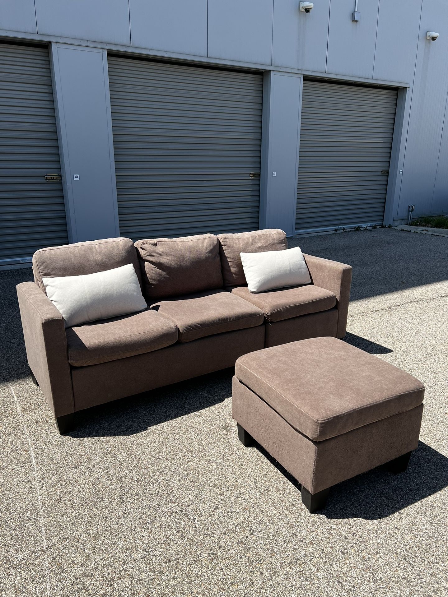 Beautiful Brown Couch with Ottoman! 🚚 ***Free Delivery***  
