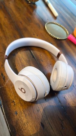 Beats Solo 4 rose gold