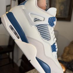 Awesome 😎  !!  Retro Jordan 4  Military Blue size 10 !!