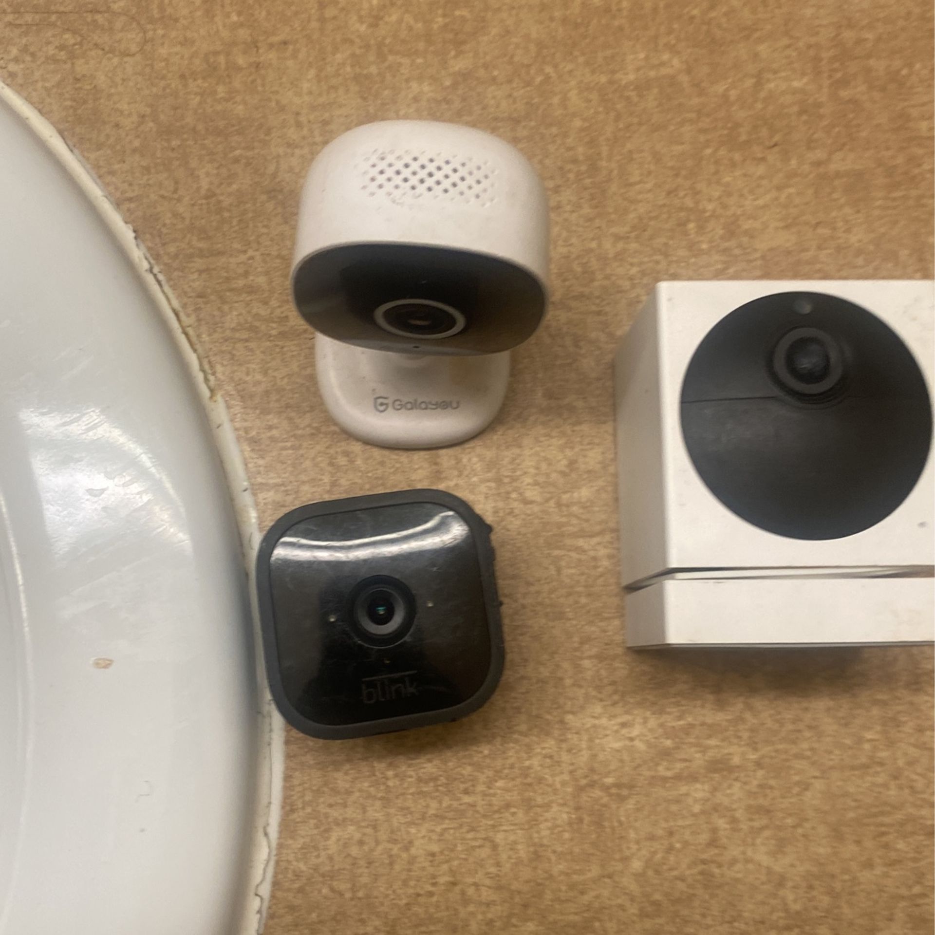 Blink   WYZE    Gala You :  surveillance cameras