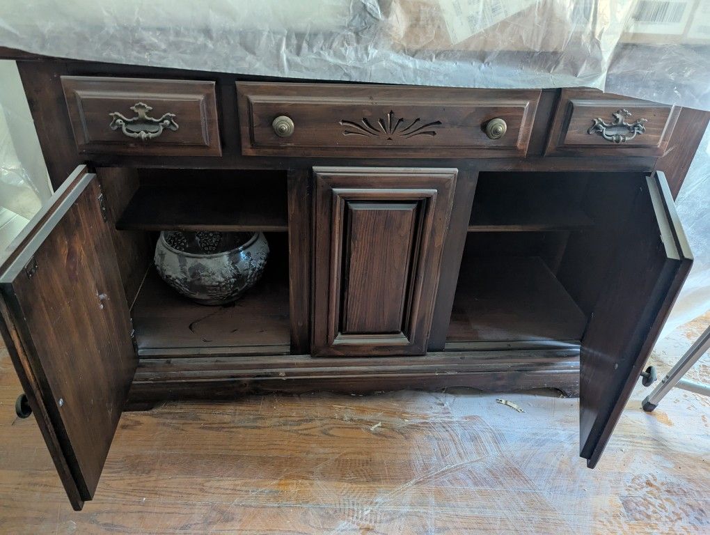 Antique Side Board In Very Good Condition