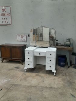 Antique van̈ity with tri fold mirror