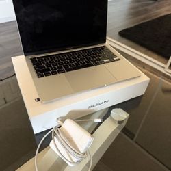 Macbook pro 13-Inch M2 512 gb 