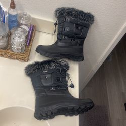 Women's snow boots size 7 pick up downtown LA/little Tokyo area $25 exact cash or Zelle only