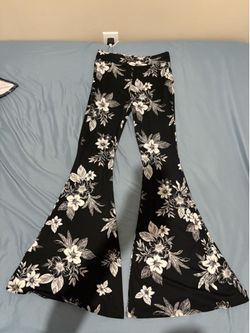 Black & white floral flare pants, Size M #floral #flare