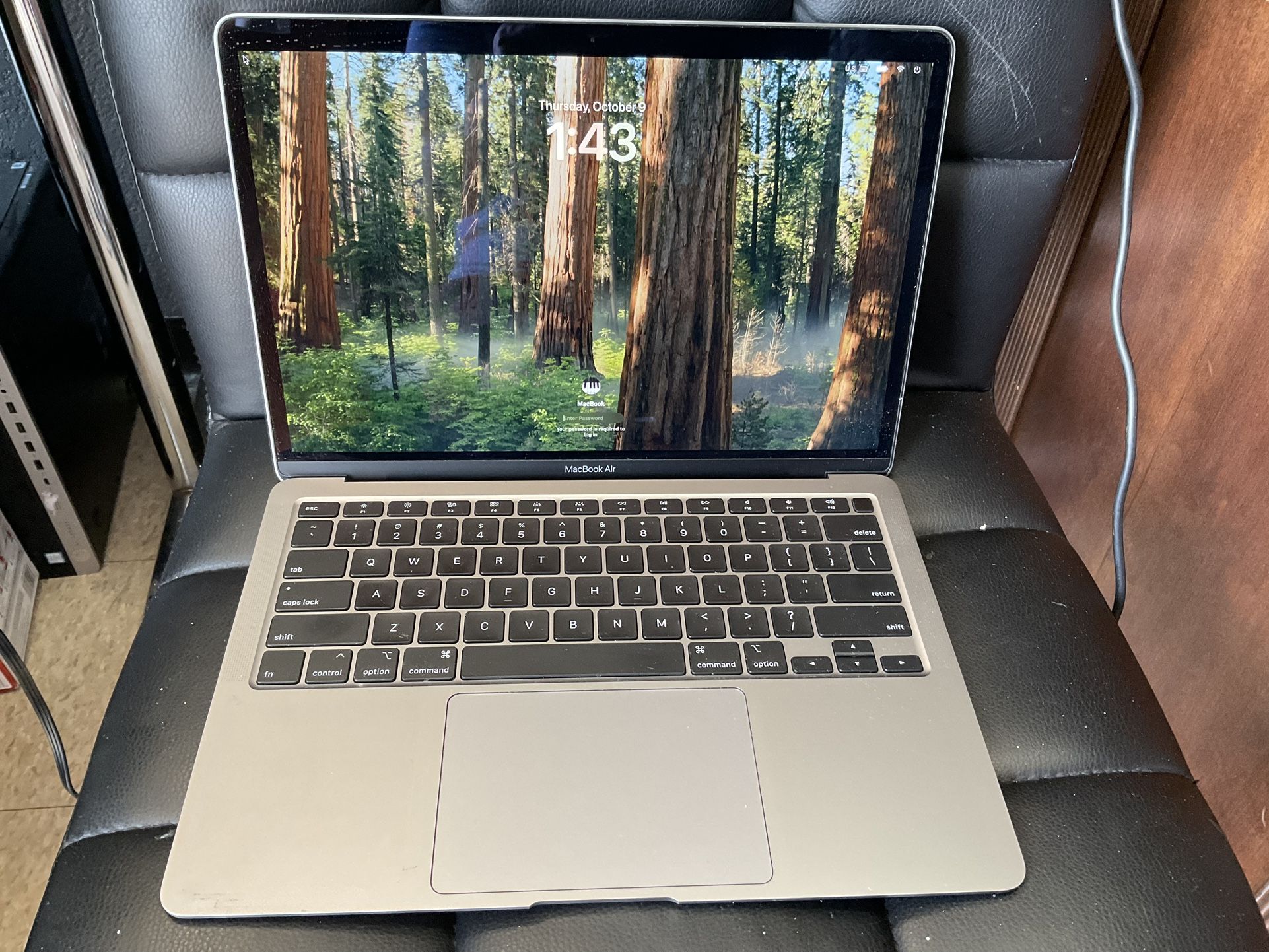 Macbook Air 13 inches - Mac OS Sequoia 