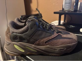 Yeezy boost 700 wave runner
