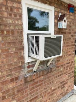 LG brand Air Conditioner / Heater with remote and stand