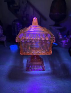 Pink vintage Jeanette glass wedding box / candy dish with lid (glows)