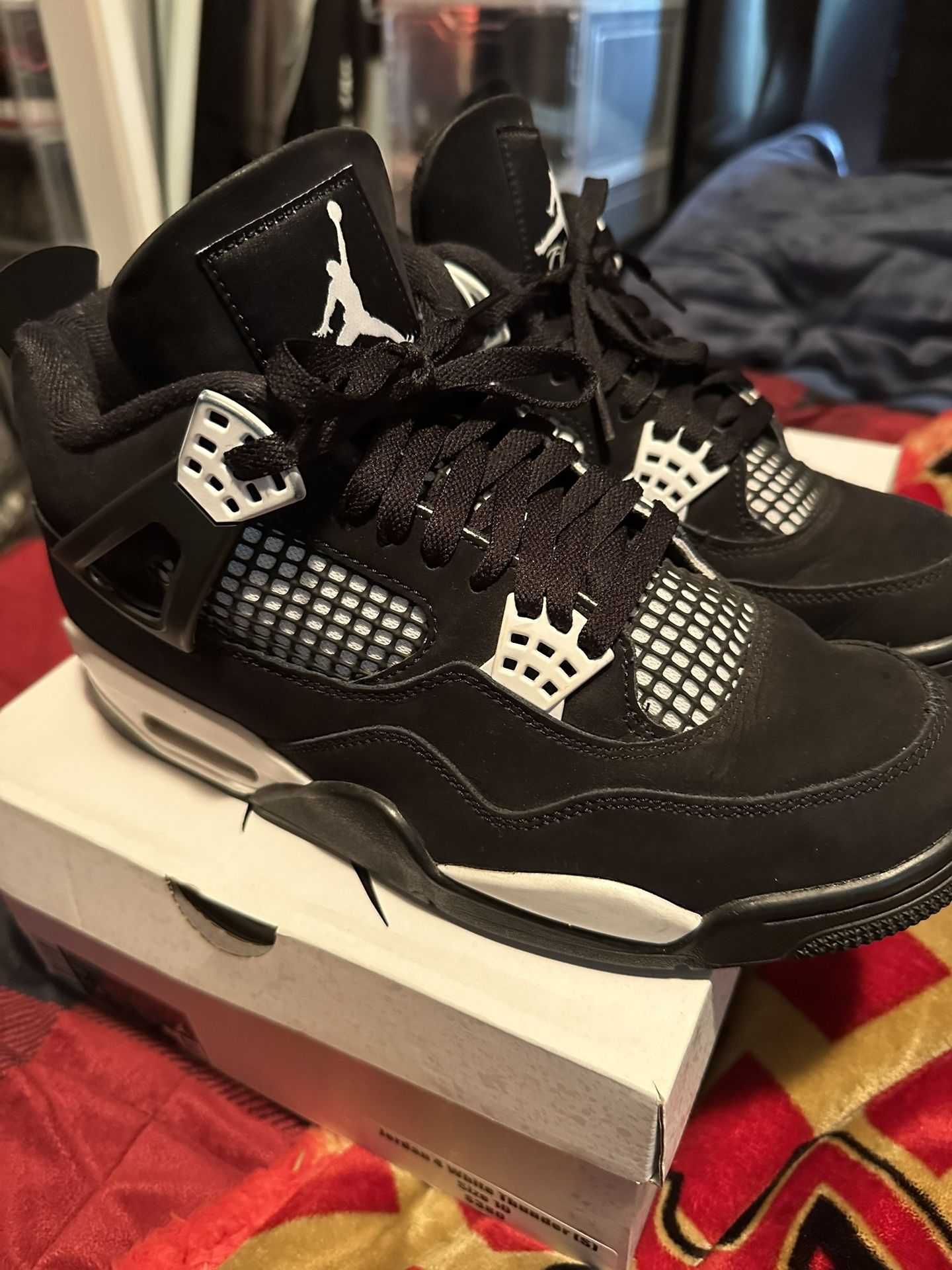 Jordan 4 white thunder 
