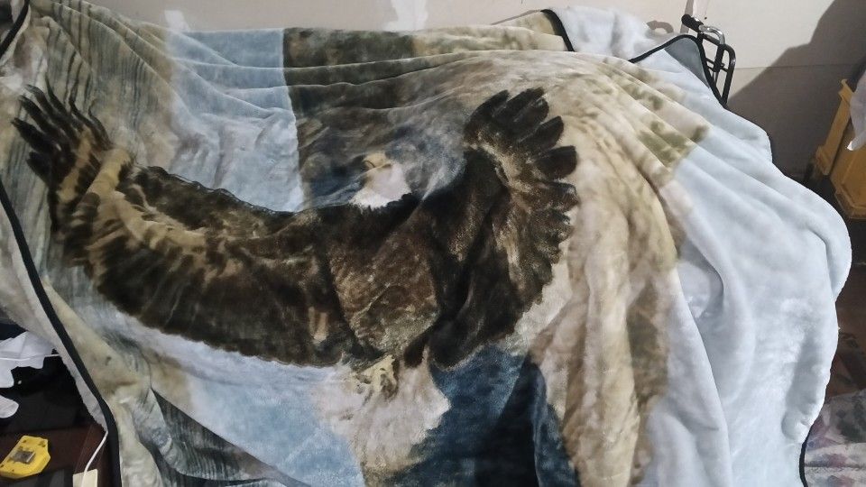 Eagle Blanket 74 X 86 Like New $10.00