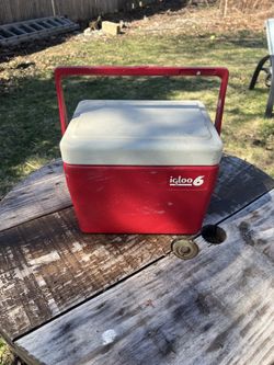 vintage Igloo 6 personal mini cooler.