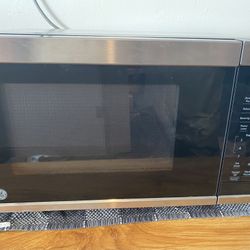 GE 900-Watt Countertop Microwave in Stainless Steel / Black  