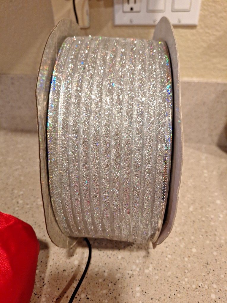 Beaut.\nIful silver with lines , and it's got wire