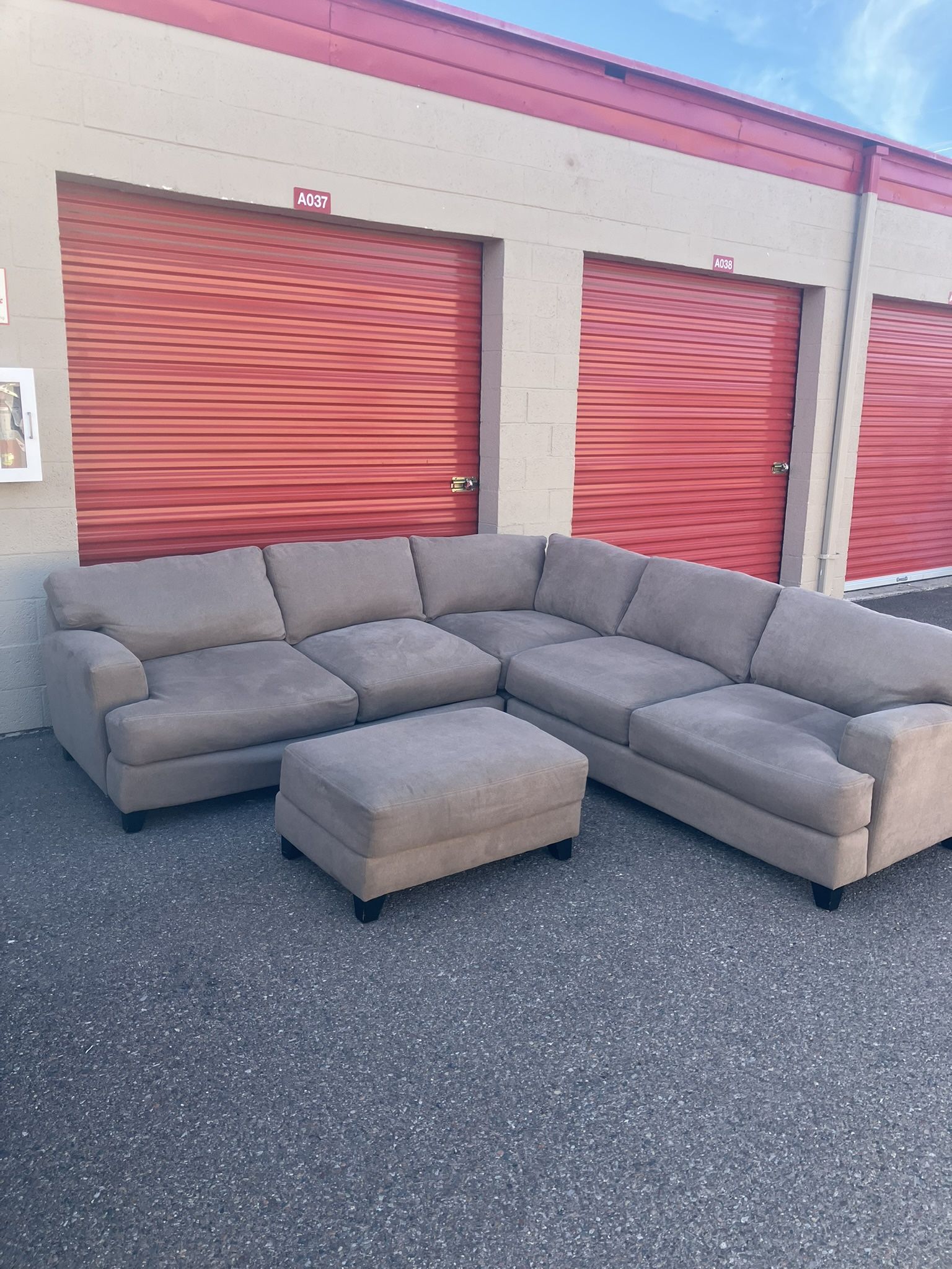 Large Greige Sectional w/Ottoman 