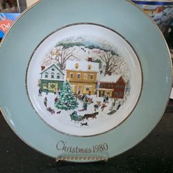 Collectible Christmas plate 8th edition 1980 Avon by Wedgwood England approx  9” round