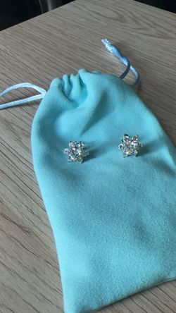 Earrings 2 carat moissanite