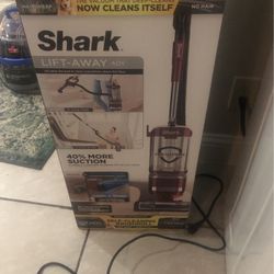 SHARK LIFT AWAY VACCUMM