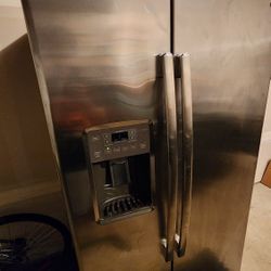 GE refrigerator/fridge