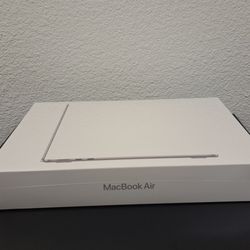 Apple MacBook Air 13.6inch M2 Chip 