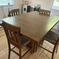 Foldable Dinning room table with 4 Chairs(on one chair leg is broken