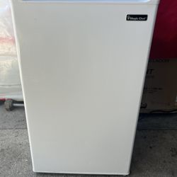 Magic Chef Mini Fridge In White