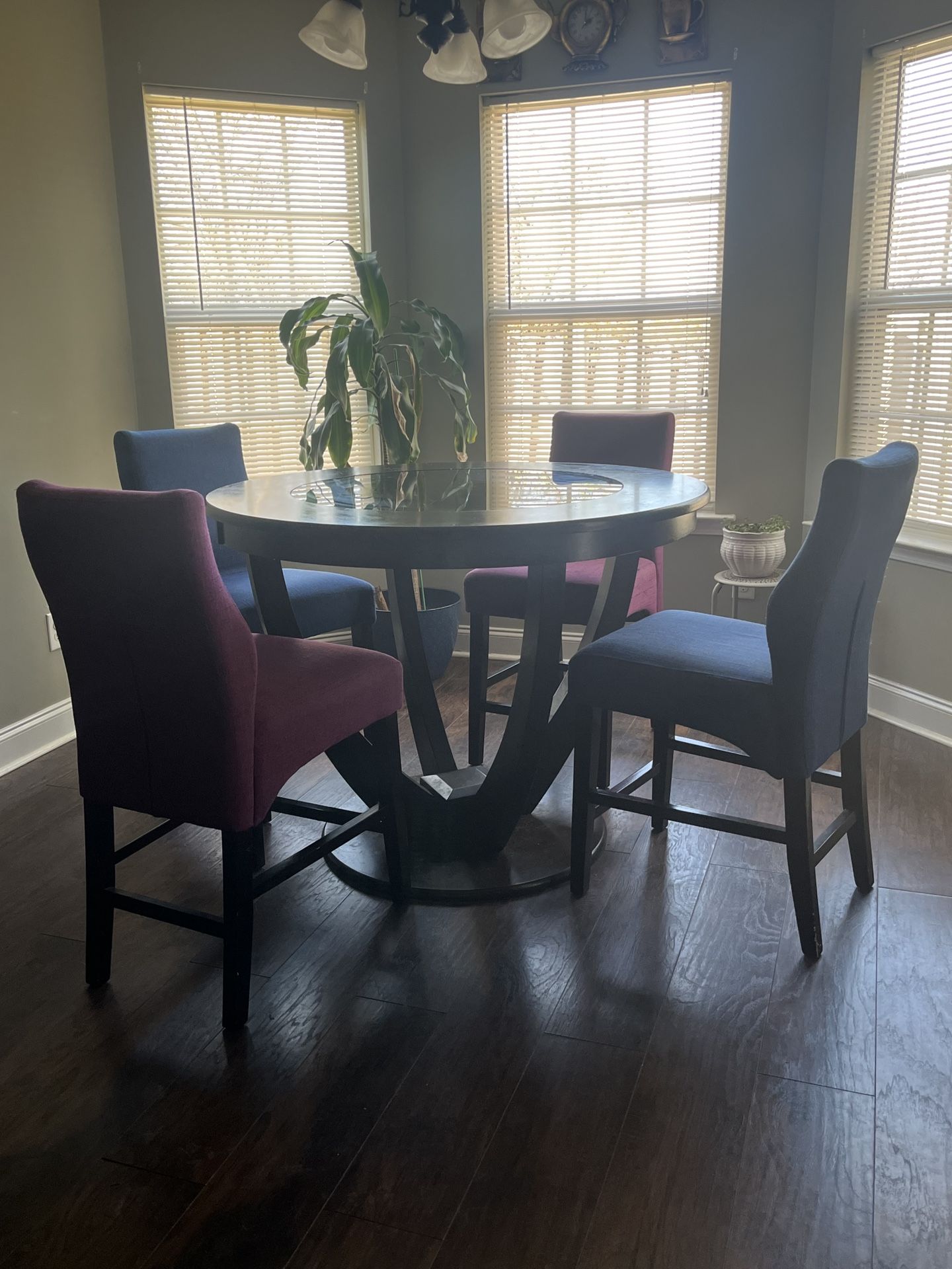 Round Table With 4 Chairs