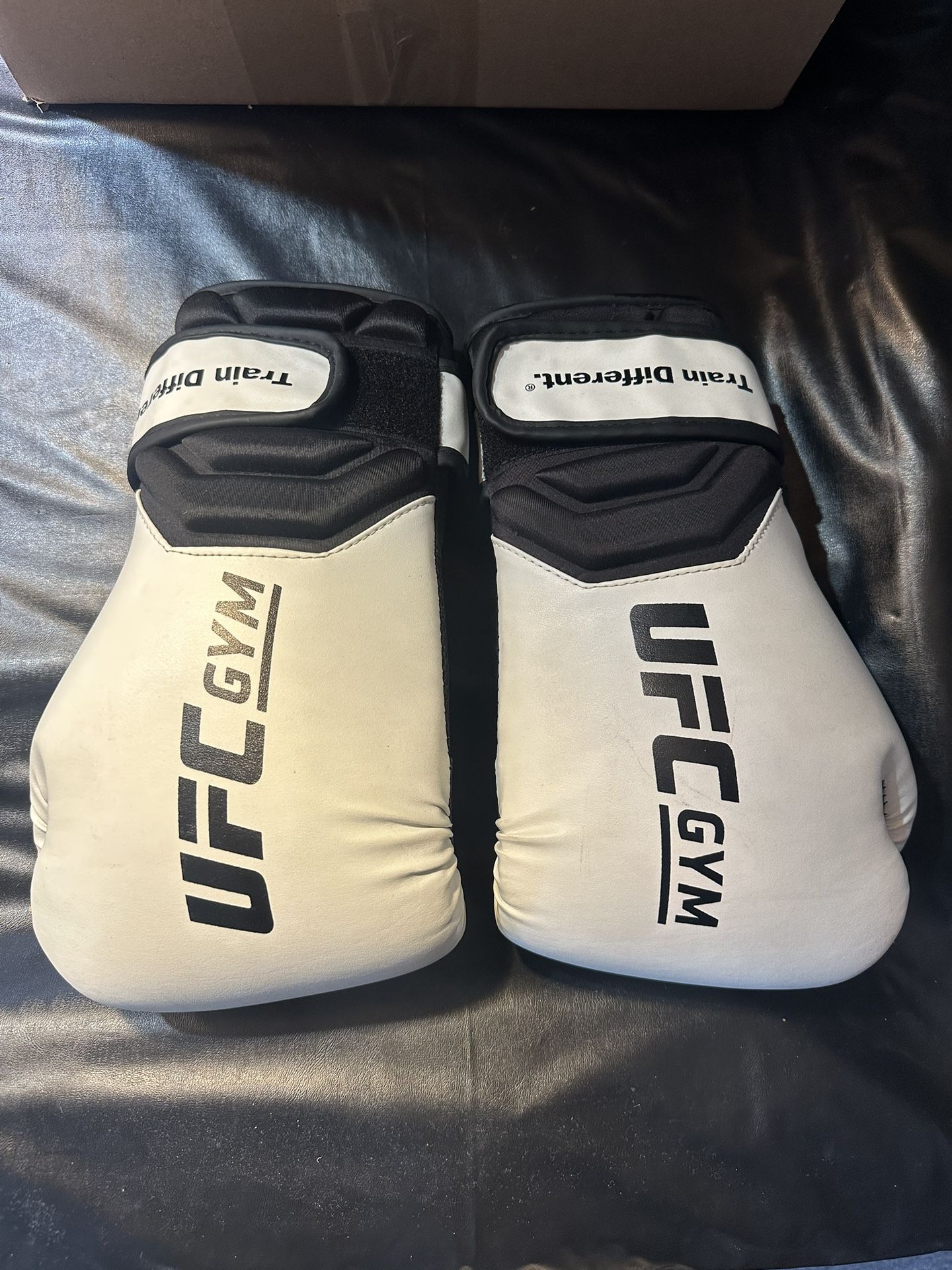 UFC Boxing Gloves Adult 18 Oz