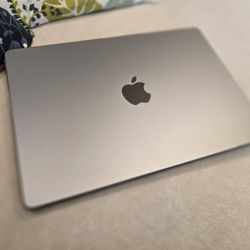 New 2023 MacBook Pro A2918 M3 14" Screen,8gb RAM, 1TB  SSD,A Year Guaranty for Sale