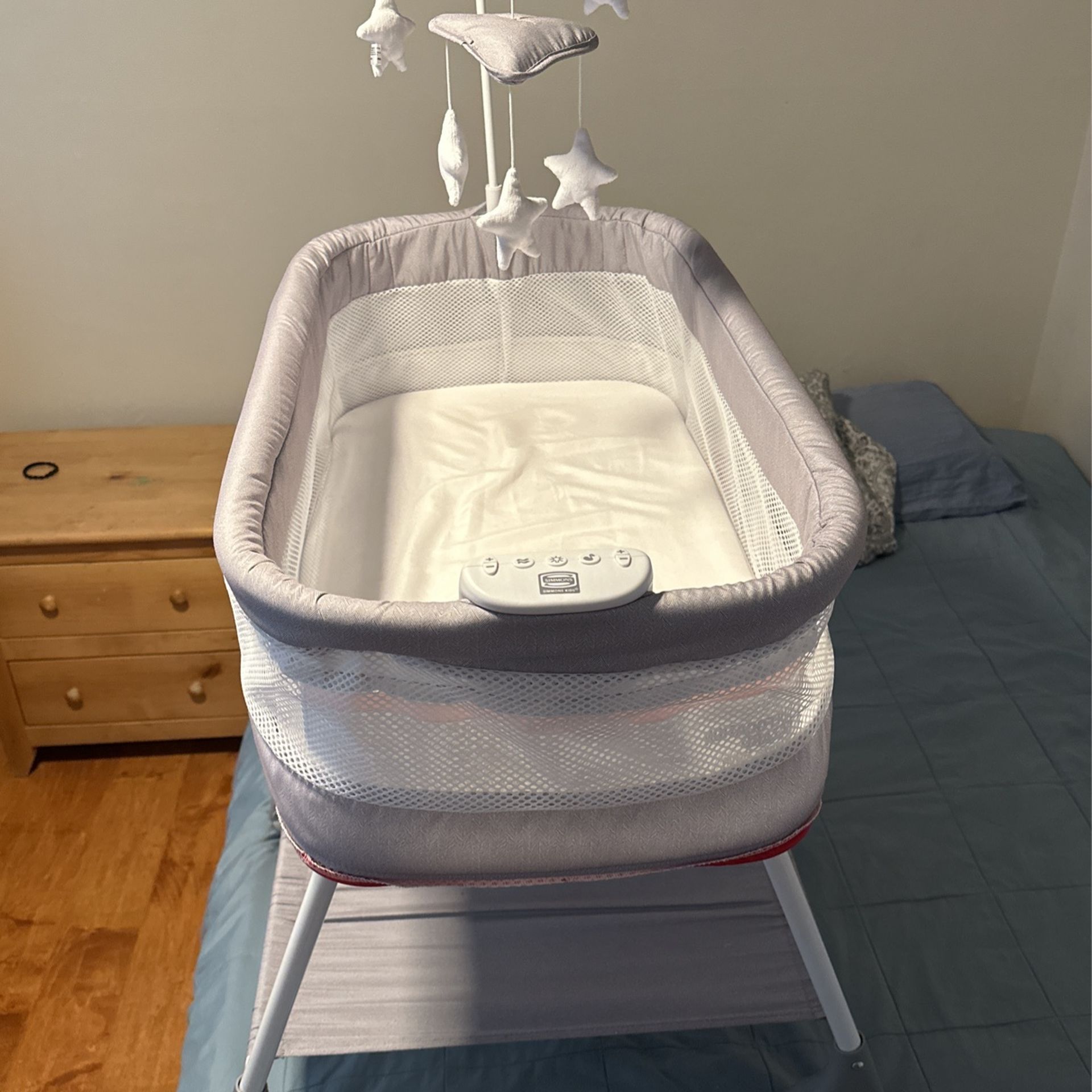 Bassinet With Air Flow Mesh