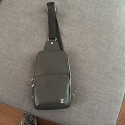 MEN’S LOUIS VUITTON AVENUE SLING BAG
