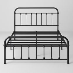 Metal Bed Frame (Full) – Excellent Condition – Perfect Christmas Gift! 🎁 (Marietta)