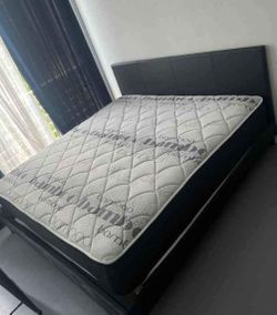 NEW MATTRESS KING SIZE PLUSH WITH BOX SPRING