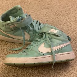 Kids Nike shoes Sz 5.5Y