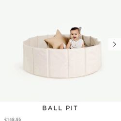 Gathre pool/ball pit with balls