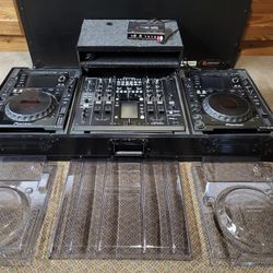 PioneerDJ CDJ/DJM 2000'S + Odyssey Flight Case