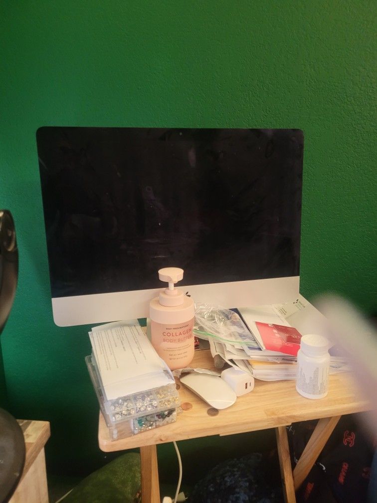 IMac Desktop Computer And Wireless Keyboard 