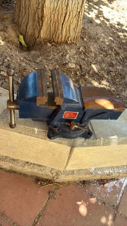 light-duty bench vise with a swivel base and a built-in anvil