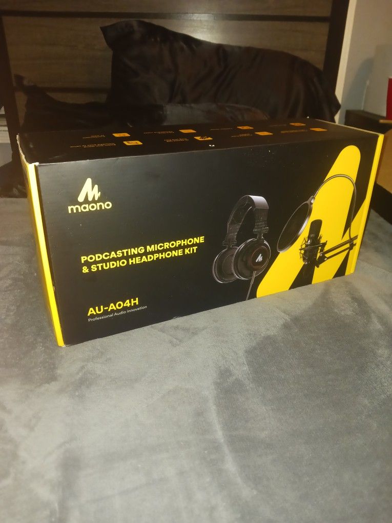 Maono Microphone and Studio Headphone Kit
