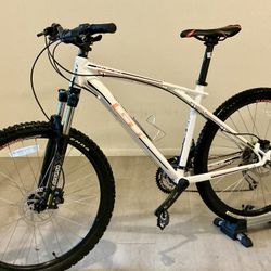 Gorgeous GT Mountain Bike (1-owner) - Like New, Disc brakes, Free Extras 