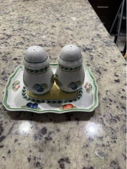 Villeroy & Boch French Garden Fleurence Salt and Pepper Shakers with Tray