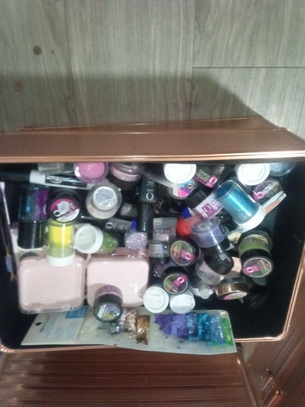 All Kinds Of nail Stuff In This Rolling Cosmetics Case