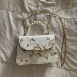 White Embroidered Purse 