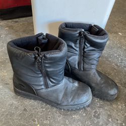 Size 7 Women’s Snow Boots