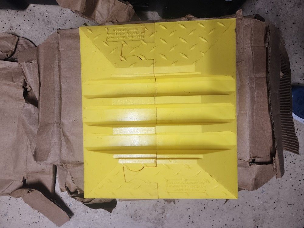 Checkers Cable Protector Yellow Jacket End Caps