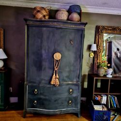 ARMOIRE VINTAGE INSPIRED LOOK