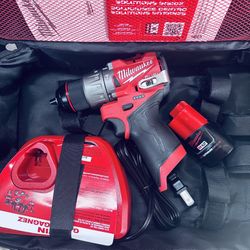 Milwaukee M12 FUEL 12V Lithium-Ion Brushless Cordless 1/2 in. Drill Driver with one Battery, Charger & Tool Bag