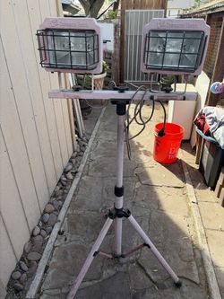 Commercial Electric 1000-Watt Twin-Head Halogen Tripod Work Light.  